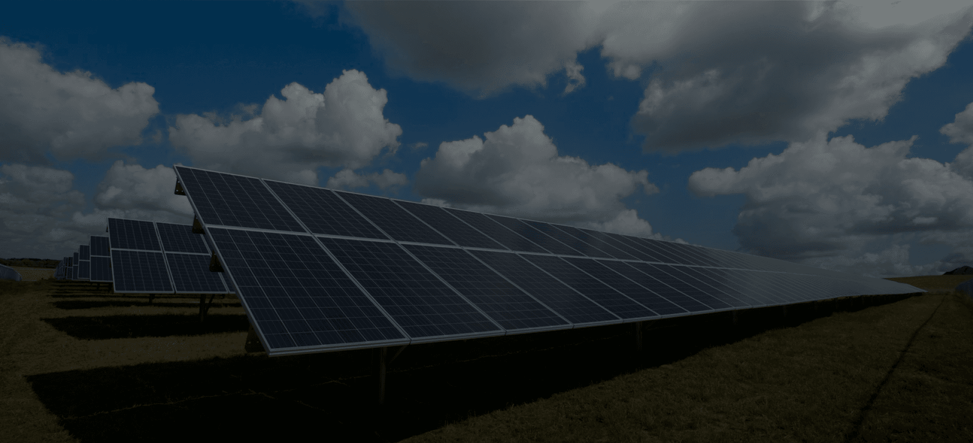 Zonnepanelen op een groot bedrijfsdak